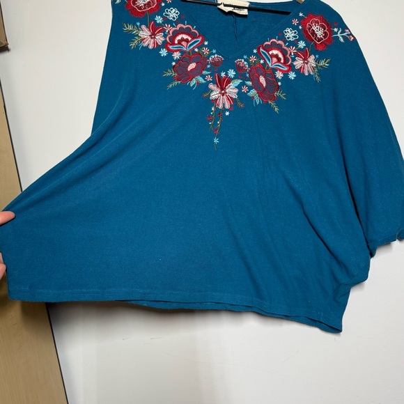 Savanna Jane teal blue and red embroidered floral bat wing drop shoulder top M - Picture 5 of 7